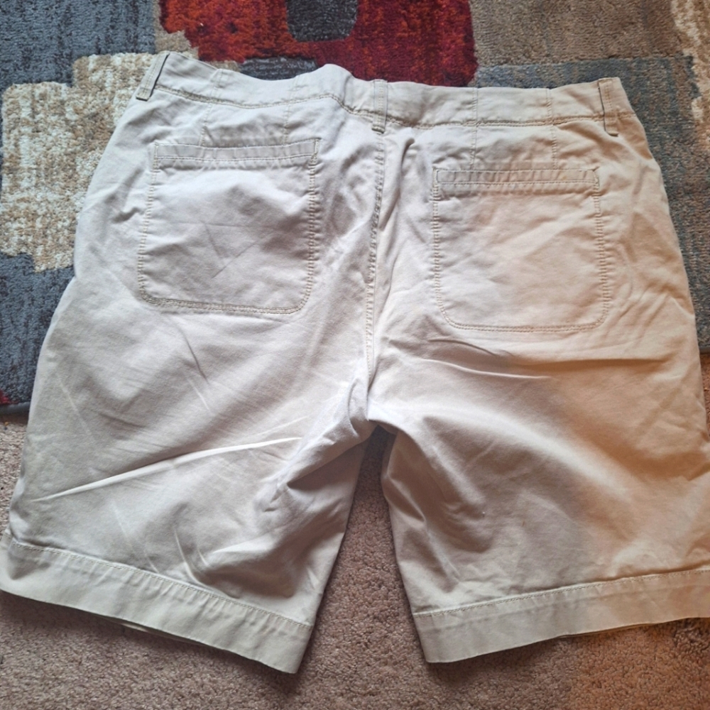 Bermuda Shorts - Picture 2 of 3